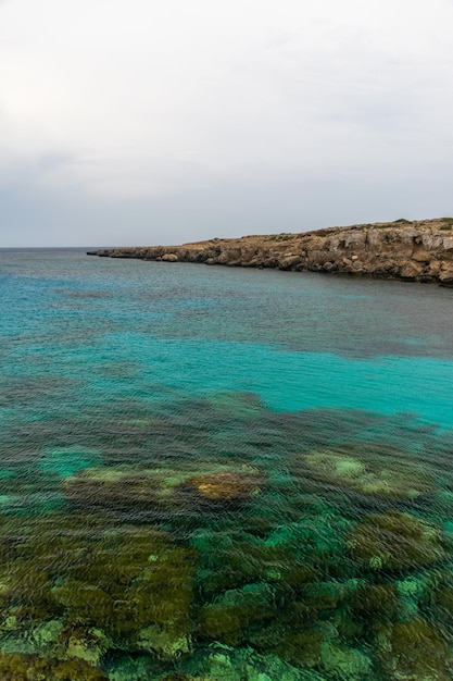 De schilderachtige blauwe lagune aan de kust van de kalme zee