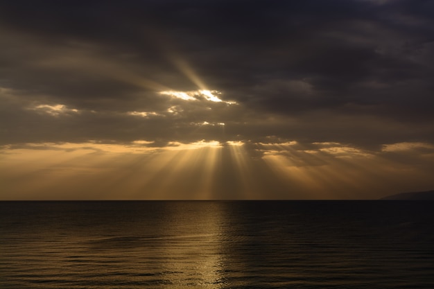 De schilderachtige zonsopgang boven de Middellandse Zee.