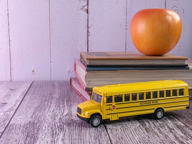 De schoolbus op houten tafel voor onderwijsconcept