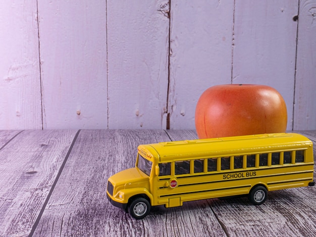 De schoolbus op houten tafel voor onderwijsconcept