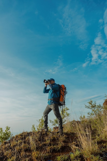 Foto de schoonheid van de bergen vastgelegd met een professionele camera