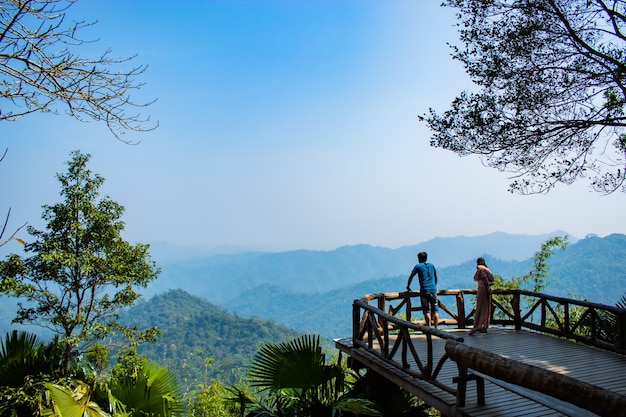 Foto de schoonheid van de bomen en bergen op nern chang puak view point