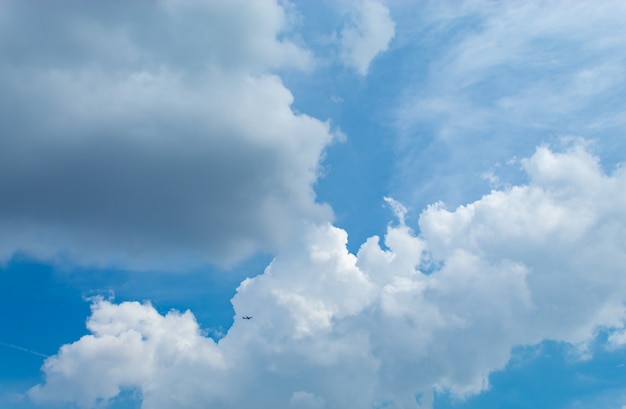 De schoonheid van de hemel met wolken en de zon.