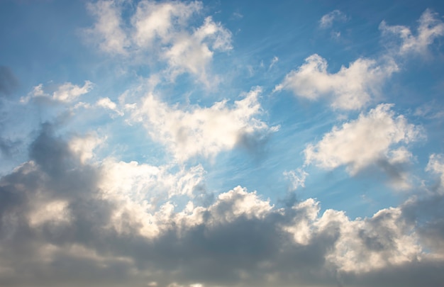 De schoonheid van de hemel met wolken en de zon.