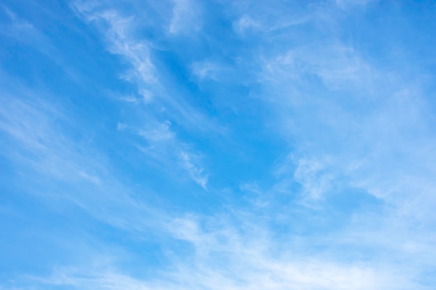 De schoonheid van de hemel met wolken en de zon.