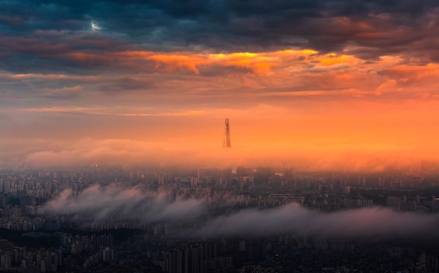 De schoonheid van Seoul bij zonsondergang bedekt met mist Seoul Korea