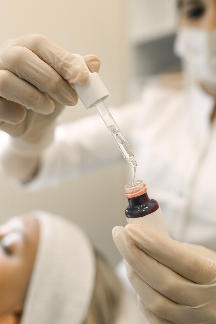 de schoonheidsspecialist maakt het cosmetische product klaar voor gebruik