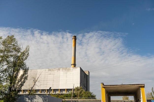 de schoorsteen van de plant tegen de lucht