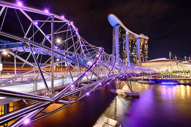 De schroefbrug met marina bay sands op achtergrond