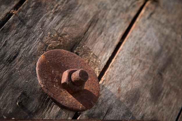 De schroefmoer is roest op oude houten vloer.