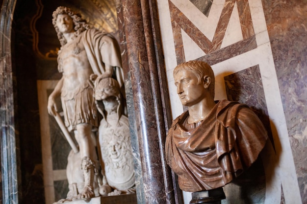 De sculpturen van Versailles Frankrijk op de binnenplaats van de architectuur van de kasteelvoorgevel