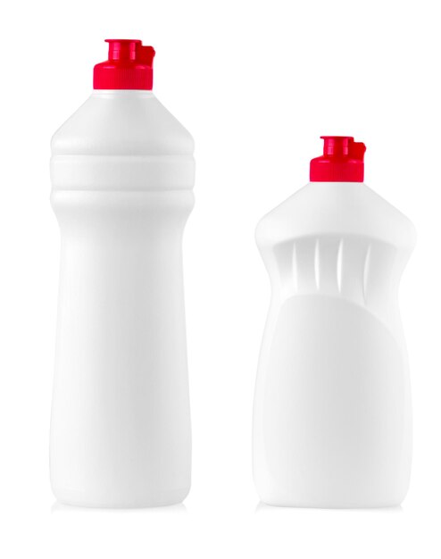 De set witte plastic flessen met vloeibare wasmiddel reinigingsmiddel bleekmiddel of stofverzachter geïsoleerd op witte achtergrond