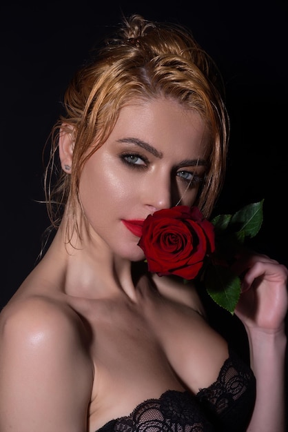 De sexy vrouw met rood nam manierportret van jonge mooie dame met bloemen toe portret van elegante b