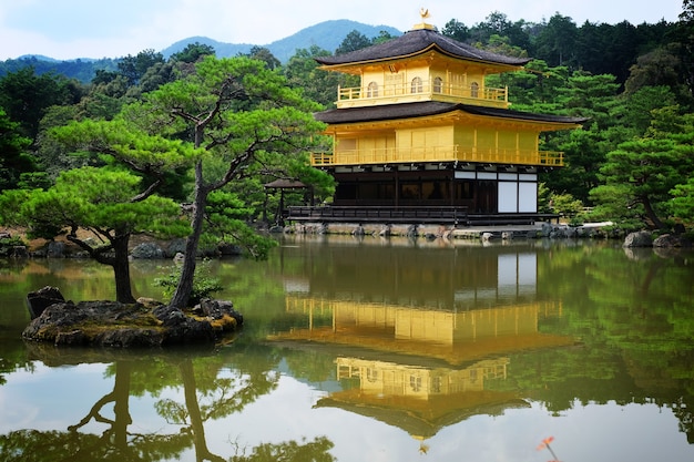 De shariden bij Rokuon-ji, algemeen bekend als het Gouden Paviljoen (Kinkaku-ji). Een boeddhistische Zen-tempel in Kyoto, Japan.