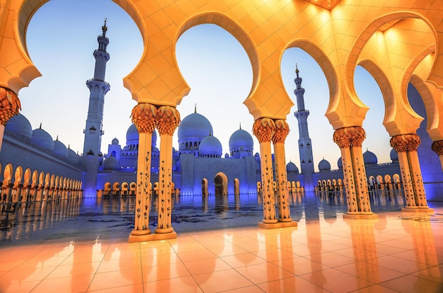 De Sheikh Zayed Grand Mosque in de schemering in Abu Dhabi, VAE