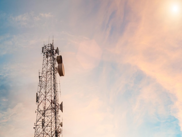 De signaaltoren bevond zich hoog in de lucht en zag de lucht terwijl het zonlicht erop viel Om digitale en analoge gegevens in verschillende golfvormen te verzenden als een technologie die wordt gebruikt om over lange afstanden te communiceren