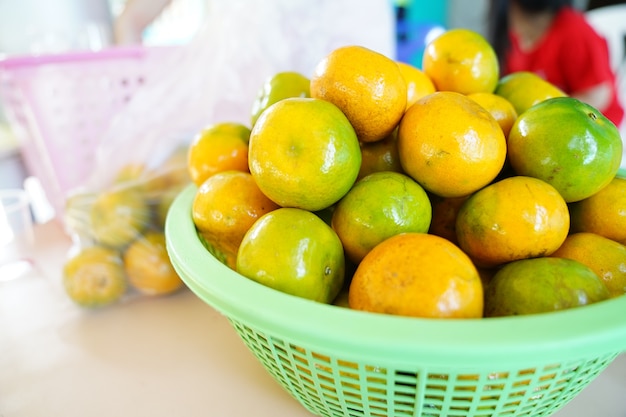 De sinaasappelen in de Thaise markt