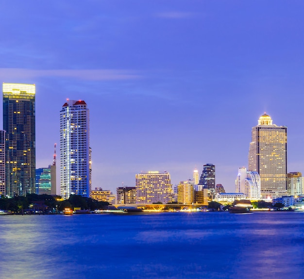 De skyline van Bangkok&#39;s nachts