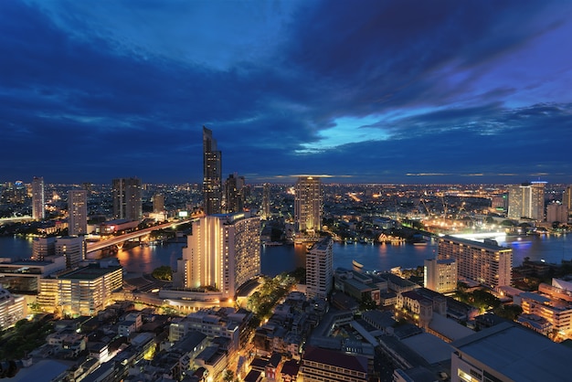 De skyline van Bangkok&#39;s nachts