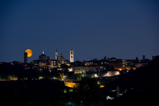 De skyline van Bergamo