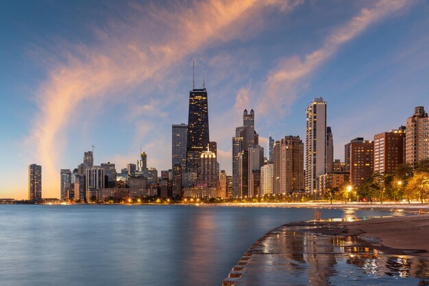 De skyline van Chicago in het meer van Michigan