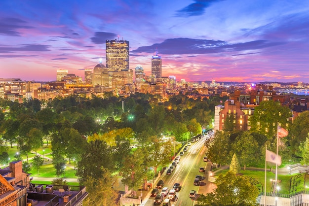 De skyline van de binnenstad van Boston Massachusetts USA over het park