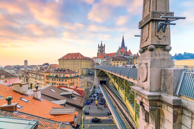 De skyline van de binnenstad van lausanne in zwitserland bij zonsondergang