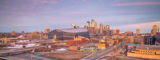 De skyline van de binnenstad van Minneapolis in Minnesota, VS bij zonsondergang