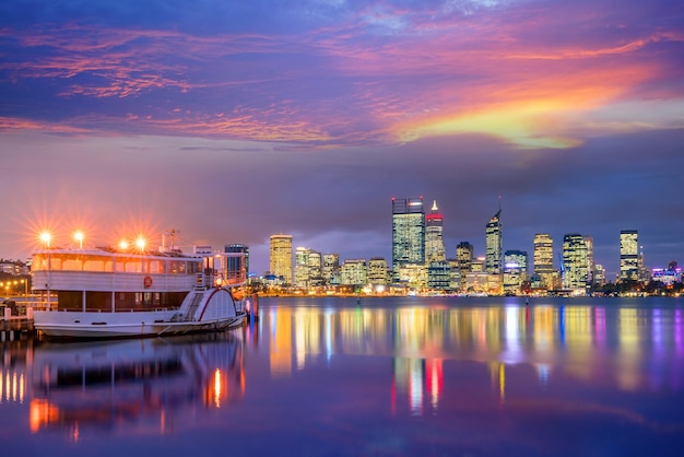 De skyline van de binnenstad van Perth in Australië bij schemering