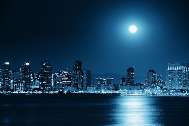 De skyline van de binnenstad van San Diego en volle maan boven water 's nachts in BW