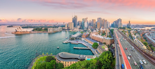 De skyline van de binnenstad van Sydney in Australië van bovenaanzicht bij schemering