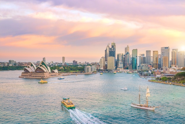 De skyline van de binnenstad van Sydney in Australië van bovenaanzicht bij schemering