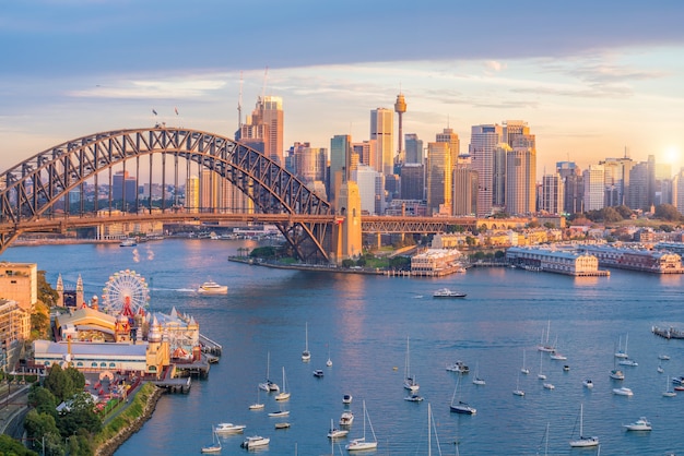 De skyline van de binnenstad van Sydney in Australië van bovenaanzicht bij schemering