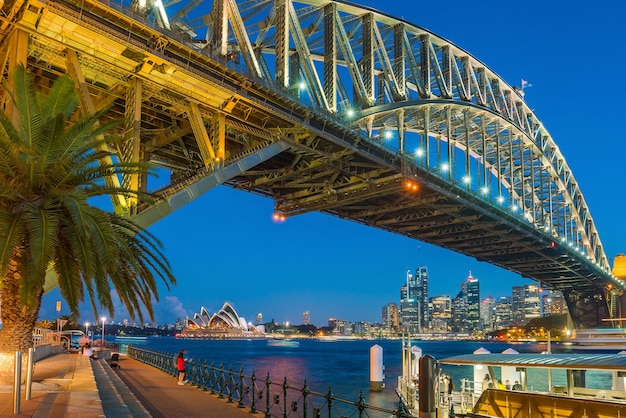 De skyline van de binnenstad van Sydney in Australië van bovenaanzicht bij schemering