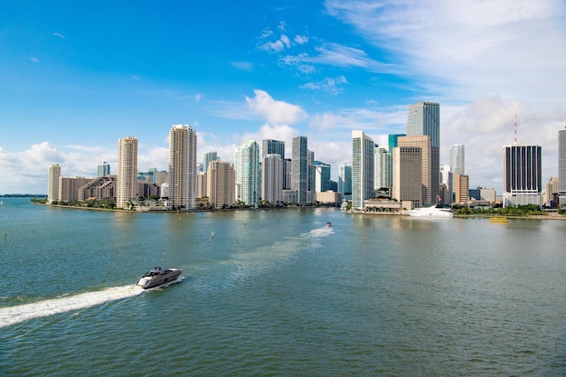 De skyline van de metropool miami met boot foto van de skyline van de metropool miami met wolkenkrabbers