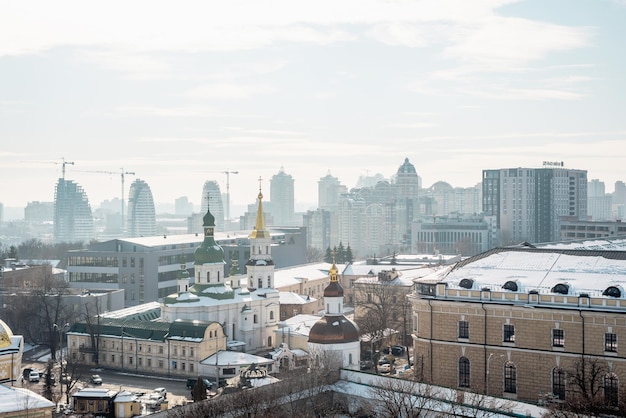 De skyline van de stad Kiev in de winter