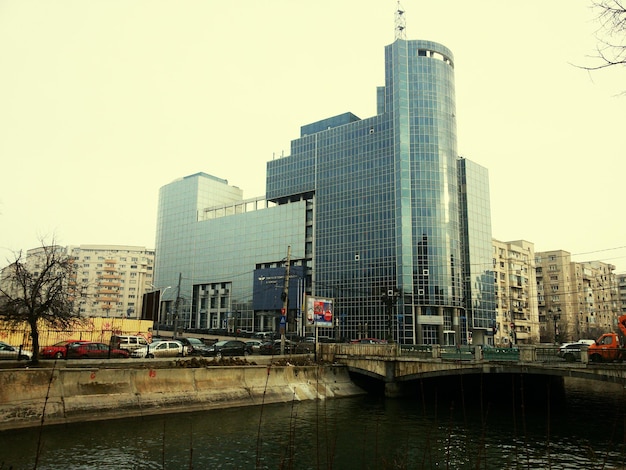 Foto de skyline van de stad met de waterkant