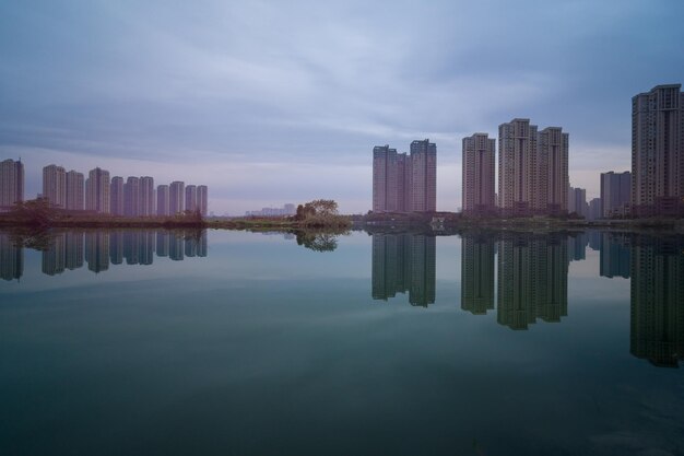 Foto de skyline van de stad met een rivier op de achtergrond