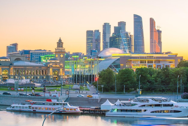 De skyline van de stad Moskou, het zakendistrict en de rivier de Moskou in Rusland