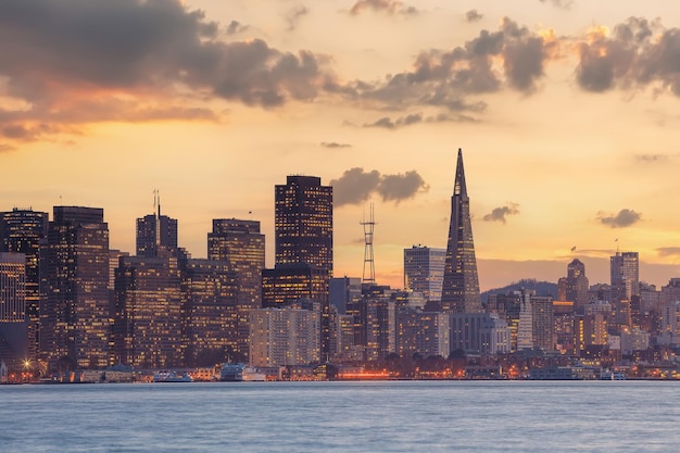 De skyline van de stad San Francisco, genomen vanaf Treasure Island in Californië