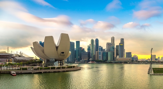 De skyline van de stad Singapore bij zonsondergang