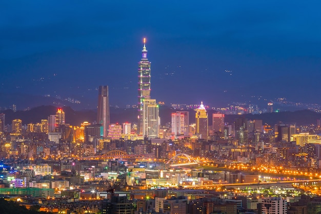 De skyline van de stad Taipei in de schemering in Taiwan 's nachts