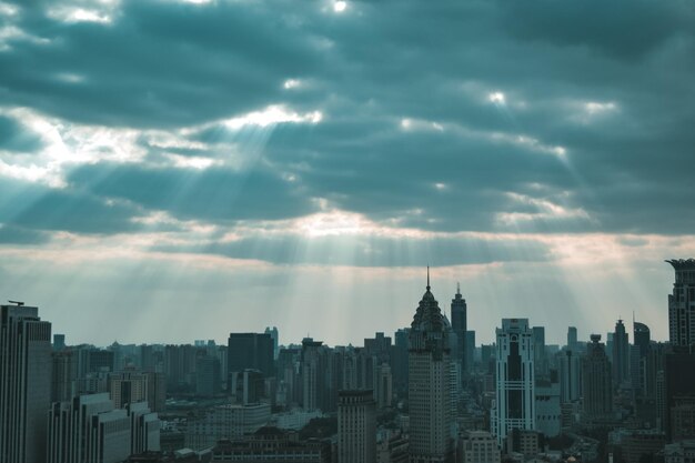 Foto de skyline van de stad tegen de lucht.