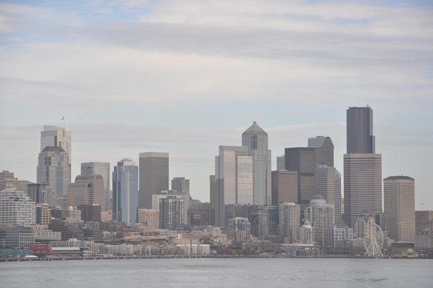 De skyline van de stad tegen een bewolkte hemel