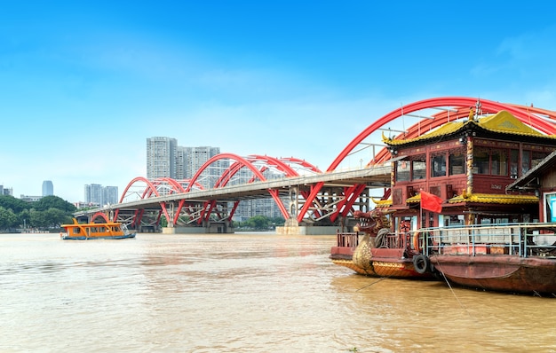 De skyline van de stad van de oranje brug rivier, Liuzhou, China.