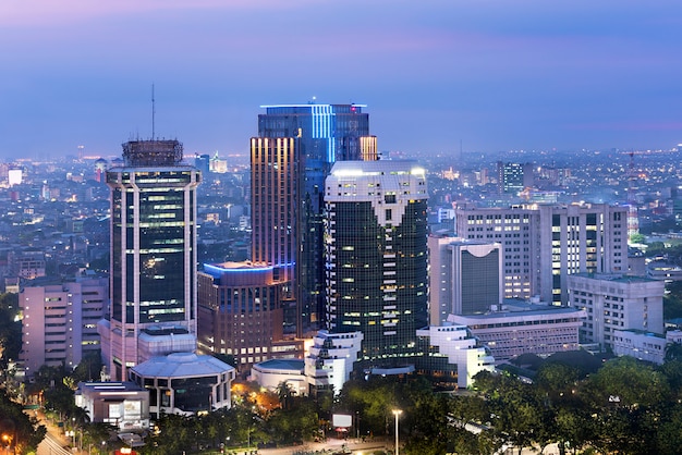 De skyline van de stad van Jakarta met stedelijke wolkenkrabbers in de nacht