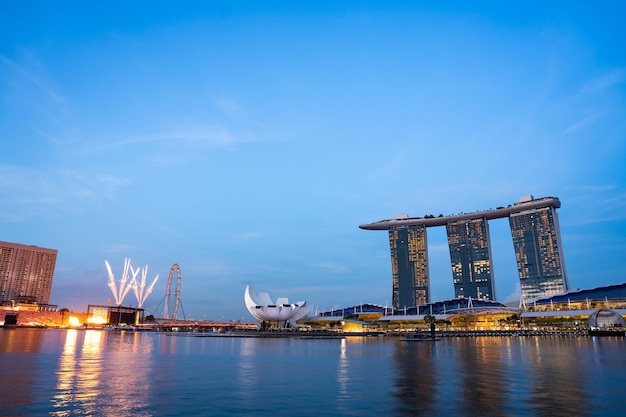 De skyline van de stad van Singapore met moderne wolkenkrabber architectuur gebouw voor concept van financiële zaken en reizen in Azië stadsgezicht stedelijke landmark Marina Bay bij nacht district schemering hemel