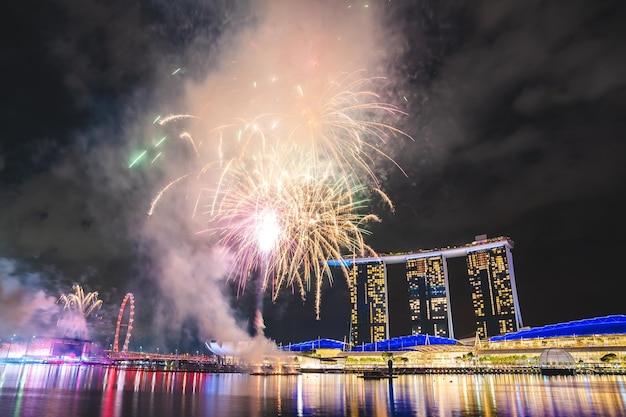 De skyline van de stad van singapore met moderne wolkenkrabber architectuur gebouw voor concept van financiële zaken en reizen in azië stadsgezicht stedelijke landmark marina bay bij nacht district schemering hemel