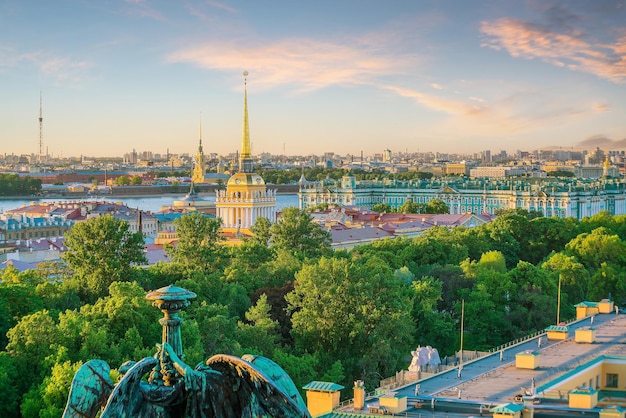 De skyline van de stad van St. Petersburg van bovenaanzicht stadsgezicht van Rusland bij zonsondergang