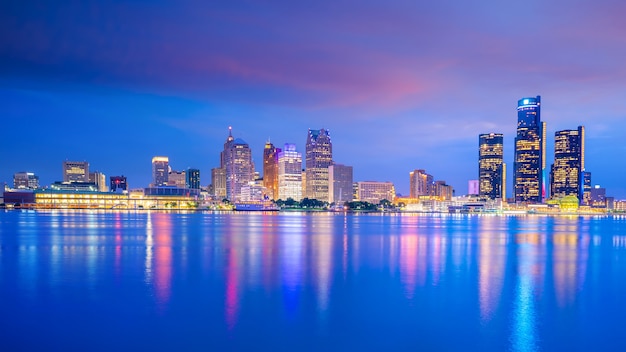 De skyline van Detroit in Michigan, VS bij zonsondergang, geschoten vanuit Windsor, Ontario, Canada